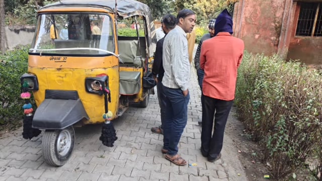 MANT- वृंदावन में सड़क किनारे मिला अज्ञात साधु धारी बुजुर्ग, उपचार के दौरान मौत,पुलिस ने पहचान के लिए फोटो किया वायरस,