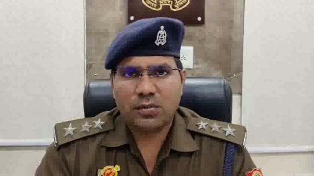 थाना कविनगर क्षेत्र में रहने वाले वृद्ध दम्पत्ति नरेन्द्र शर्मा तथा उनकी पत्नी मधु शर्मा पर अज्ञात व्यक्ति द्वारा चाकु से हमला करने की घटना के सम्बन्ध में श्री सूर्यबली मौर्य, सहायक पुलिस आयुक्त कविनगर की बाइट-