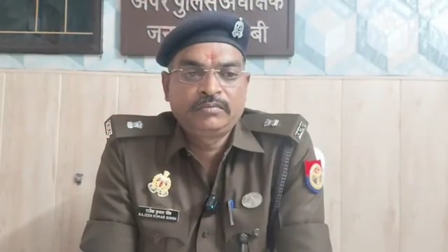 ➡️.....एकतरफा प्यार में पागल युवक शादीशुदा मौसेरी बहन को मारी गोली मौत*
कौशांबी मंझनपुर कोलवाली क्षेत्र के ऊनो गांव में एकतरफा प्यार में युवक ने अपनी मौसी की बेटी दीपिका तिवारी की गोली मारकर हत्या कर दी। पूजा के लिए मायके आई दीपिका की हत्या से परिवार और गांव में शोक का माहौल है। आरोपी अरुण कुमार मिश्रा वारदात के बाद फरार है और पुलिस उसकी तलाश में जुटी है।
 कौशांबी जिले के मंझनपुर
कोतवाली क्षेत्र के ऊनो गांव में गुरुवार सुबह एक ऐसी दर्दनाक और दिल दहला देने वाली घटना सामने आई, जिसने पूरे इलाके को सख्ते में डाल दिया। यहां एक युवक ने कथित रूप से एकतरफा प्यार में अपनी मौसी की बेटी और विवाहित महिला दीपिका तिवारी (25) की गोली मारकर हत्या कर दी। पूजा के सिलसिले में मायके आई दीपिका को इस बात का अंदाजा भी नहीं था कि उसे अपनी ही रिश्तेदारी से ऐसी घातक चोट मिलेगी। वारदात को अंजाम देने के बाद आरोपी वहां से फरार हो गया था, लेकिन बाद में पुलिस ने आरोपी को गिरफ्तार कर लिया। आरोपी से सख्ती के साथ पूछताछ की जा रही है।