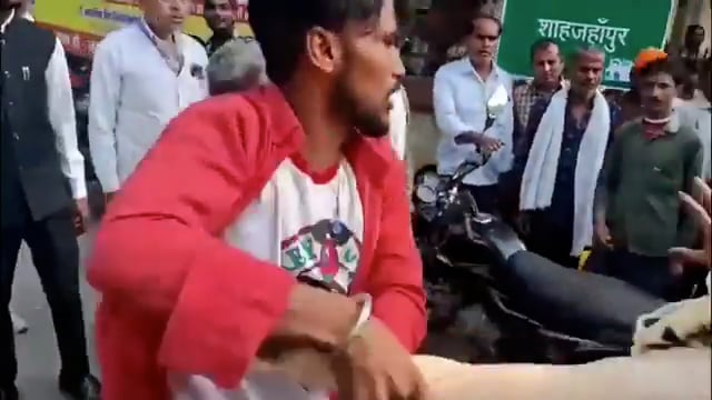 ➡️.....शाहजहाँपुर, उत्तर प्रदेश में एक चौंकाने वाली घटना सामने आई, जहाँ पत्नी कथित तौर पर दूसरे पुरुष के साथ मुँह छिपाकर कोर्ट मैरिज करने जा रही थी। इसी दौरान पति ने अपनी धर्मपत्नी को रंगे हाथ पकड़ लिया, जिसके बाद वहां हंगामे की स्थिति बन गई।