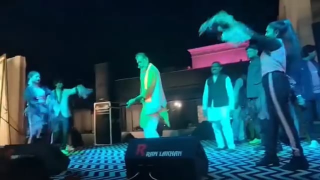 ➡️.....चित्रकूट
सरकार के श्रम योजन राज्य मंत्री और *चित्रकूट के प्रभारी मंत्री ‘दे दे प्यार दे...’, गाने पर जमकर थिरके...*
यूपी सरकार के *मंत्री मनोहर लाल एक बार फिर सुर्खियों में हैं*, इस बार मंत्री मनोहर लाल ने एक शादी समारोह में जमकर धमाल मचाया और स्टेज पर *फिल्मी गाने ‘दे दे प्यार दे...’ पर जमकर थिरकते नजर आयें*