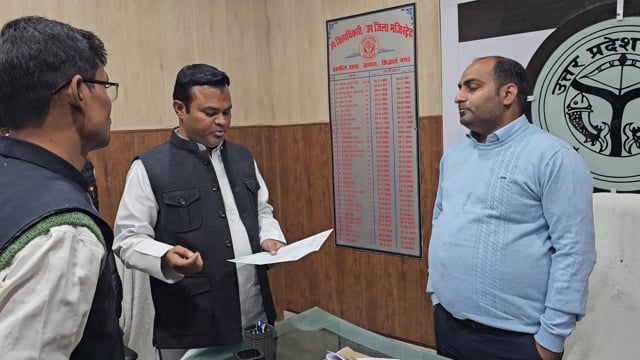 SIR में आ रही समस्या को लेकर कांग्रेस नेता Nadir Salam ने SDM इटवा से की मुलाकात