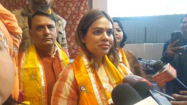 सुप्रीम कोर्ट की वकील नाजिया इलाही पंहुची मथुरा धर्म रक्षा संघ के कार्यक्रम मैं लिया भाग धर्म को बचाने की जिम्मेदारी संत लें अपने हाथ सनातन की रक्षा के लिए साधु संतों से आगे आने की अपील की गौ रक्षक की गिरफ्तारी पर जताया दुख कब तक सोता रहेगा हिन्दू केवल कृष्ण जन्मस्थान ही मुगलों ने  जितने भी मंदिर तोड़ मस्जिद बनाई हमको सभी चाहिए