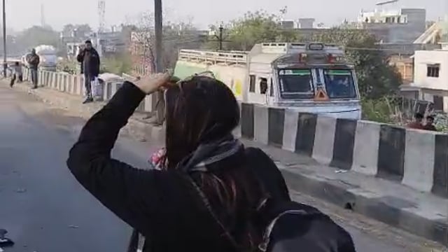 ➡️....कानपुर के रामादेवी चौराहे के पास नेशनल हाईवे-19 पर दिल्ली से बनारस जा रही पलक ट्रैवल्स की लग्जरी डबल-डेकर स्लीपर बस में भीषण आग लग गई, ऊपरी डेक में रखे सामान से धुआं उठने पर ड्राइवर-कंडक्टर ने बस रोकने की कोशिश की लेकिन आग तेजी से फैल गई, हादसे के समय बस में 20 से 35 यात्री सवार थे जिन्हें जलती बस से कूदकर और बचाव दल की मदद से सुरक्षित बाहर निकाला गया, आग लगने का कारण अभी स्पष्ट नहीं है