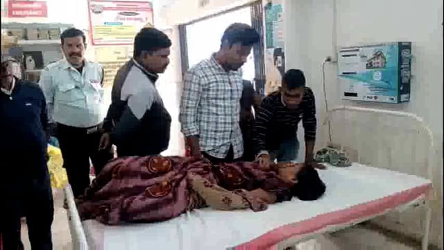 अवैध बालू खनन का सूचना पुलिस को देने का आरोप लगाकर तस्करों ने पति-पत्नी को पीटा।