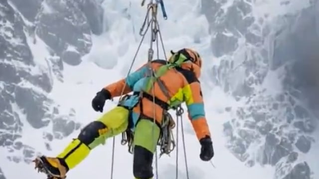 ➡️....डीपीसी न्यूज़ नेटवर्क*

*माउंट एवरेस्ट फतह करने की होड़ में खोई हुई जिंदगियां!*

*माउंट एवरेस्ट की चोटी को छूने चले सैलानियों के 200 से ज्यादा शव बरामद हुए है. शेरपाओ ने इन शवों और इसके साथ मौजूद सामान को पहाड़ से नीचे लाने का दुर्गम कार्य किया है!*