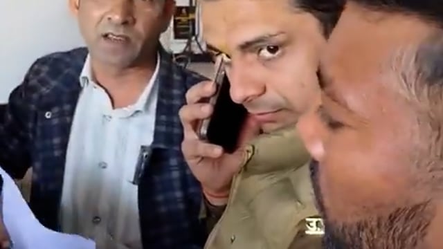 बरेली (यूपी) —

निजी अस्पताल के एक डॉक्टर ने पत्रकारिता कवरेज कर रहे एक स्थानीय पत्रकार के साथ बदसलूकी करते हुए कहा— “ओए… सुन बे… तेरी पत्रकारिता में निकालता हूँ!”

इसके बाद डॉक्टर ने धक्का-मुक्की की, पत्रकार का मोबाइल फोन भी छीन लिया।