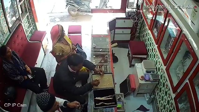 यूपी — जिला बदायूं में एक ज्वेलरी शॉप में खरीदारी के बहाने आया कस्टमर सोने की 3 चेन उठाकर दुकान से भाग निकला। दुकानदार के संभलने से पहले ही आरोपी फरार हो गया। पुलिस सीसीटीवी फुटेज के आधार पर आरोपी की तलाश में जुटी है।