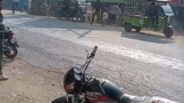 आपसी विवाद के चलते गोवर्धन में युवक को घेरकर लाठी डंडे से  किया हमला
हमला करके हमलावर मौके से हुए फरार 
पीड़ित की गाडी को भी एक थार गाडी से टक्कर मारकर किया चकनाचूर हमलावरो की वीडियो हुआ वायरल