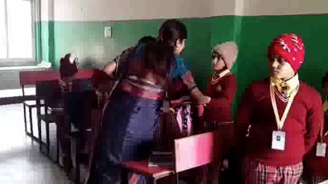 यूपी के जौनपुर जनपद के बदलापुर स्थित एल.बी.एस पब्लिक स्कूल  की एक शिक्षिका ने छोटे बच्चों को पीटा