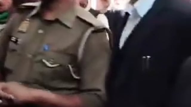 प्रयागराज उत्तर प्रदेश पुलिस के इंस्पेक्टर राजेश उपाध्याय थाने में सरेआम अधिवक्ता को साल कह्ते हुए गोली मारने#latest_new