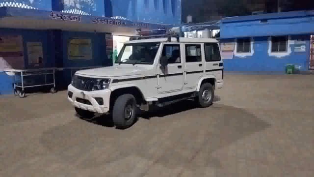 मंदिर की दान पेटी तोड़ चोरी करते चोर को ग्रामीणों ने पकड़ा, किया पुलिस के हवाले।