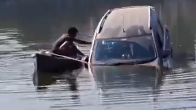 ➡️...... उत्तर प्रदेश 
सोशल मीडिया पर वॉयरल एक वीडियो  

*यूपी की पीलीभीत में हाईवे पर बच्चे को बचाने के चक्कर में शुभम की कार तालाब में जा गिरी।*
कार चालक शुभम कार में फंसा हुआ था। और निकल नहीं पा रहा था।
शुभम के पास समय बहुत कम था।
*फिर तालाब में एक युवक नाव लेकर दिखाई देता है 