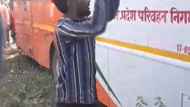 ब्रेकिंग न्यूज़
अंबेडकर नगर..
सम्मनपुर थाना क्षेत्र अंतर्गत कुर्की बाजार के पास संपत लान के निकट हुआ भीषण सड़क हादसा दो लोगों की दर्दनाक मौत बस की टक्कर होने से दो लोगों की दर्दनाक मौत से ग्रामीणों में आक्रोश बस को किया गया क्षतिग्रस्त