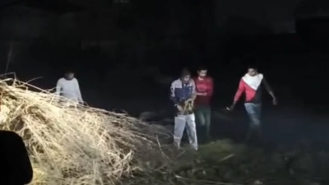 MANT- नगर पंचायत राया में शमशान स्थल की व्यवस्थाएं फेल, बाइक और स्कूटी की हेडलाइट की रोशनी से होता है  दाह संकार,,