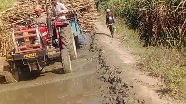 टिकौला गांव की पुकार कीचड़ में फंसा जीवन किसानों का दर्द कीचड़ में घुटती जिंदगी.