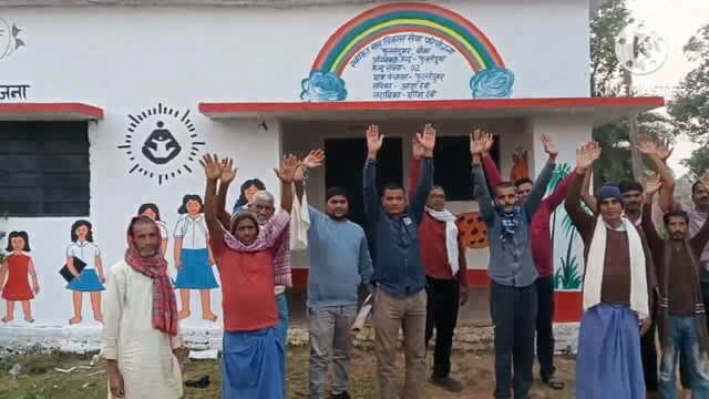 पदा० की लापरवाही से सक्षम आंगनबाड़ी केंद्र पानी विहीन, नाराज ग्रामीणों ने किया प्रदर्शन 