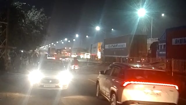 मथुरा नेशनल हाईवे 10 किलोमीटर जाम एंबुलेंस से मरीज जाने वाले की जान खतरे में