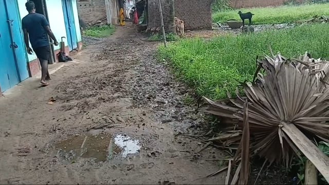 जयनगर गांव के वार्ड नंबर 19 में नली गली निर्माण अधूरा, सड़क पर बह रहा गंदा पानी