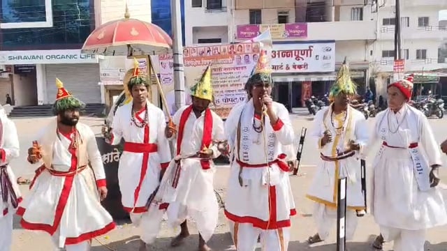 सौरभ पाटील यांच्या प्रचारासाठी वासुदेव अवतरले आटपाडीत 
