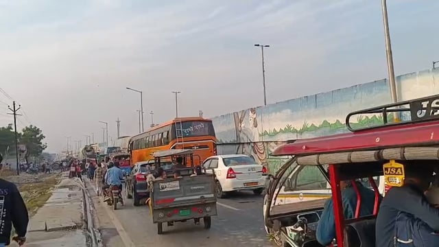 छटीकरा चौराहे पर लगा बहुत लंबा जाम