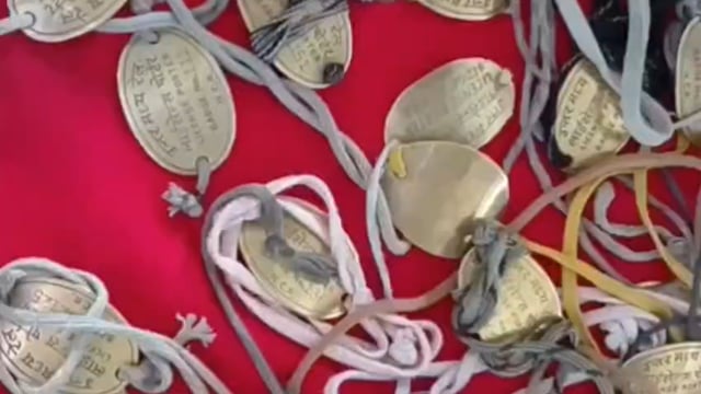 वीरांगना लक्ष्मीबाई झांसी रेलवे स्टेशन पर बैटरी कार संचालन के विरोध में कुली फिर बैठे धरने पर