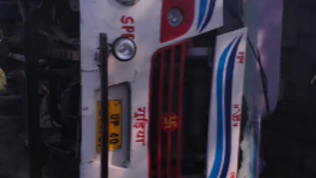 मनोनाधाम जा रही यात्रियों से भरी बस पलटी, कई यात्री घायल