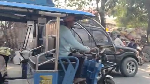 पलिया नगर में बेलगाम रफ्तार का कहर, बाइक सवार छात्र ने मारी जोरदार टक्कर, सड़क पर मचा हड़कंप