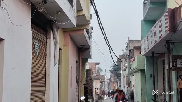 तहसील मवाना बहसूमा मोहल्ला चैनपुरा महमूदपुर रोड घोर लापरवाही विद्युत विभाग के द्वारा देखी जा रही है किसीअनहोनी का संकेत