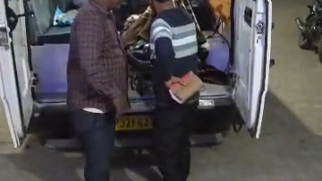 बाइक अनियंत्रित होकर पोल से टकराई, युवक गंभीर रूप से घायल, जिला अस्पताल रेफर