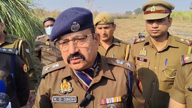 थाना पिलखुवा क्षेत्रांतर्गत गन्ने के खेत में सूटकेस के अंदर सड़ी-गली अवस्था में एक अज्ञात शव बरामद हुआ है, 