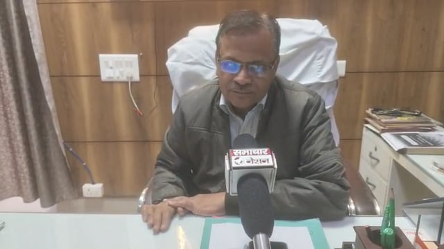 सफाई संविदा कर्मचारी बैठे हड़ताल पर जिला चिकित्सालय में वेतन न मिलने को लेकर