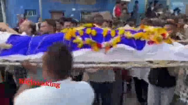 ➡️....प्रेमी की लाश को लगाई हल्दी, अपनी मांग में भरा सिंदूर… बोली- हो गई शादी, हार गए पापा और भैया*
महाराष्ट्र के नांदेड़ स्थित इटवारा इलाके में प्रेम कहानी का एक बेहद त्रासद अंत देखने को मिला,प्रेम संबंध के चलते लड़की के परिवार वालों ने एक युवक की कथित तौर पर बेरहमी से हत्या कर दी, इस जघन्य वारदात के बाद, प्रेमिका ने एक असाधारण कदम उठाया। वह अपने प्रेमी के घर पहुँची और उसके मृत शरीर के साथ ही विवाह की रस्म पूरी की, उसने मृत प्रेमी के हाथों से अपने माथे पर सिंदूर लगाया और साथ रहने की कसमें खाईं!