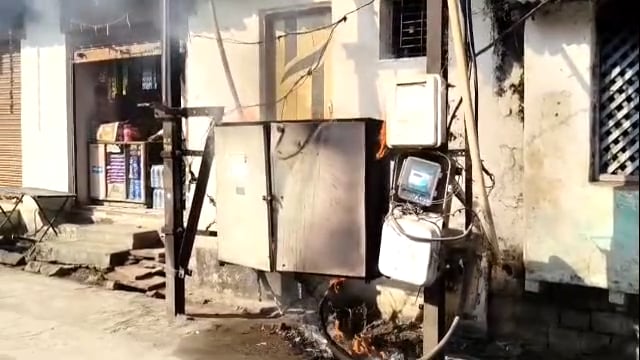 किल्ले गल्ली परिसरात विद्युत डीपीत लागली आग,महावितरणचा हलगर्जीपणा
