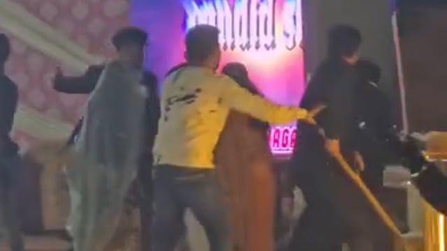 जालौन ( उत्तरप्रदेश)
शादी समारोह के दौरान दबंगों की बर्बरता का एक नया वीडियो सामने आया है, जिसमें महिलाओँ और बुजुर्गों के साथ अभद्रता करते हुए और लोगों पर लाठी, डंडों और बेल्ट से हमला करते हुए दबंग साफ नजर आ रहे हैं।आधा दर्जन से अधिक दबंगों ने विजय विक्रम रिसोर्ट में आतंक फैलाया और एक युवक की बेरहमी से पिटाई की।  यह पूरा मामला उरई कोतवाली क्षेत्र के राठ रोड स्थित विजय विक्रम रिसोर्ट का बताया जा रहा है।वीडियो वायरल