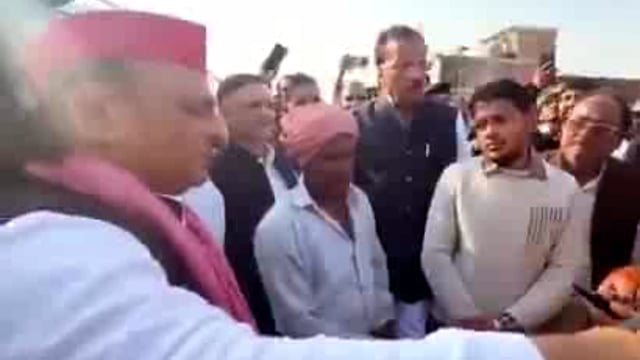 ➡️......उत्तर प्रदेश- मऊ में घोसी जाते समय अखिलेश यादव ने अपना काफिला रुकवाया और सड़क पर बैठे पीड़ित परिवार से मुलाकात की
सपा अध्यक्ष ने DM से फोन पर बात की और पीड़ितों को 2 लाख रुपये की पार्टी की तरफ से मदद दी
अखिलेश ने DM से कहा कि सरकार से भी पीड़ित परिवार की सहायता करवाई जाए
रास्ते में हुई सड़क दुर्घटना के बाद लोग सड़क पर जाम लगाकर इंसाफ की मांग कर रहे थे