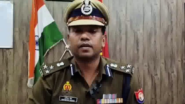 ➡️....उ0प्र0 शासन के निर्देशो के क्रम में #DIG_SRR श्री अभिषेक सिंह द्वारा परिक्षेत्र सहारनपुर अन्तर्गत तीनो जनपदों में “अपराध के विरूद्ध जीरो टॉलरेंस नीति” के तहत अपराधियों पर कठोरतम कार्यवाही के निर्देश दिए गए हैं।
उक्त निर्देशो के क्रम में पुलिस अधीक्षक, जनपद शामली श्री नरेन्द्र प्रताप सिंह के कुशल नेतृत्व में स्वाट टीम जनपद शामली व थाना झिंझाना पुलिस की संयुक्त कार्यवाही में जनपद शामली से 50,000/- (पचास हजार) रुपये व जनपद बागपत से 25,000/- (पच्चीस हजार) रुपये का वांछित ईनामी अन्तर्राज्यीय हिस्ट्रीशीटर अभियुक्त मिथुन पुत्र बिल्लू उर्फ पीलू निवासी ग्राम अलाउद्दीनपुर थाना