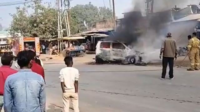 छिबरामऊ रोड पर चलते वेगनर में अचानक लगी आग, चार लोग बाल-बाल बचे
फर्रुखाबाद से छिबरामऊ की ओर जा रही एक वेगनर कार में बुधवार की सुबह को बेवर बस स्टैंड के पास अज्ञात कारणों से अचानक आग लग गई। कार में चार लोग सवार थे, जो समय रहते बाहर निकल आए, जिससे बड़ा हादसा टल गया। स्थानीय लोगों की मदद से आग पर काबू पाने की कोशिश की गई और सूचना पर पहुंची फायर ब्रिगेड ने आग पूरी तरह बुझा दी। घटना के कारणों की जांच जारी है।