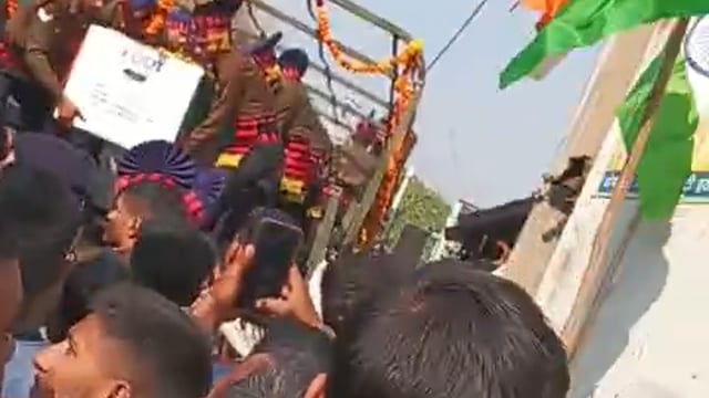 लक्ष्मी नारायण पुत्र गजराज सिंह गांव ढकू पाराशर 2019बेच के लेफ्टिनेंट कर्नल शहीद हुये गांव में दी गयी अन्तिम सलामी