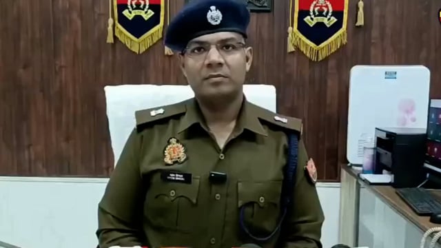 🆕... सहारनपुर.      थाना सदर बाजार क्षेत्रान्तर्गत जैन डिग्री कॉलेज में एक युवक द्वारा फायरिंग की घटना किए जाने की सूचना पर सदर बाजार पुलिस द्वारा तत्काल अभियोग पंजीकृत कर आवश्यक विधिक कार्यवाही की जा रही है...
जिसके सम्बन्ध में पुलिस अधीक्षक नगर द्वारा दी गई बाइट