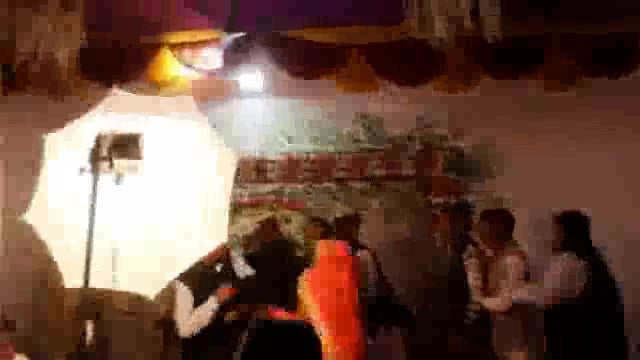 चढ़ गई बारात.....

बज गया बैंड बाजा....🎺🥁
सहारनपुर का सुनील मुहब्बत पूनम से करता था और शादी किसी और से कर रहा था

फिर क्या था- पूनम कुछ लोगों और पुलिस को साथ लेकर मंडप में पहुंच गई और सुनील का जमीन पर लिटा लिटा कर खूब कायदे से बैंड बाजा बजाया गया