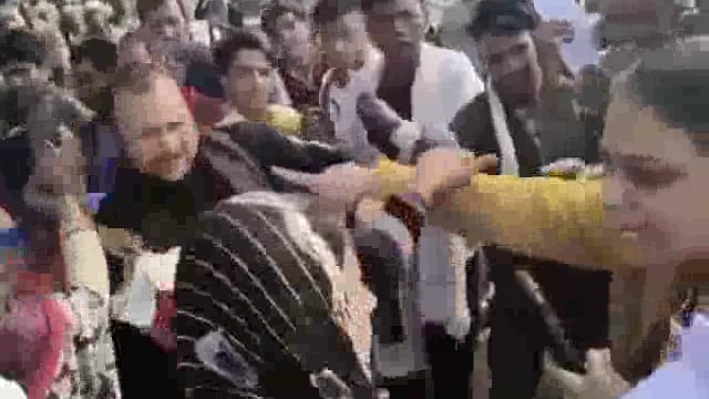 ➡️.....मध्य प्रदेश के छतरपुर में खाद के लिए खड़ी किसान की बेटी को नायब तहसीलदार ऋतु सिंह ने थप्पड़ मार दिया*
ये होती सरकारी नौकरी की हनक और यह बेचारी गलती से मार देती इसकी जमानत मुश्किल राजकार्य में बाधा और अलग जो मामले लगते हैं वह अलग।
 कसूर एक आम आदमी और थप्पड़ मारने वाली अधिकारी इनके लिए सब कुछ जायज है ।
क्योंकि सरकारी अधिकारी है 2 मिनट में राज कार्य में बाधा ये इनके राईट है।
 लेकिन आम लोग पिटे ये इनका अधिकार।