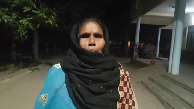 थाना राजे सुल्तानपुर पुलिस का अमानवीय चेहरा आया सामने
ससुराल आई लड़की को तीन दिन से भूखे पेट रखा गया जिसके बाद लड़की के भाई तथा मां खाना लेकर आई और ससुराल वालों ने पुलिस को बुला कर पिटवाया दरोगा दिनेश यादव ने बाल पकड़ कर घसीटते हुए गाड़ी में बैठाया और कल रात से थाने में बंद कर आज रात को शांति भंग में चालान कर दिया गया
अब रात को यह मां बेटी तहसील में लावारिस हालत में हैं
कोई घटना होती है तो जिम्मेदार कौन होगा।