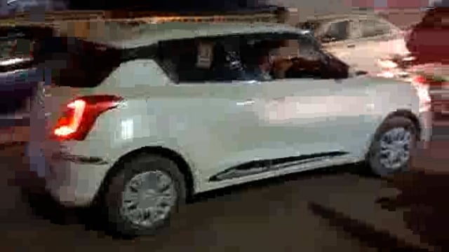 रॉन्ग साइड पर गाड़ी ले जाने पर बन रही है जाम की स्थिति