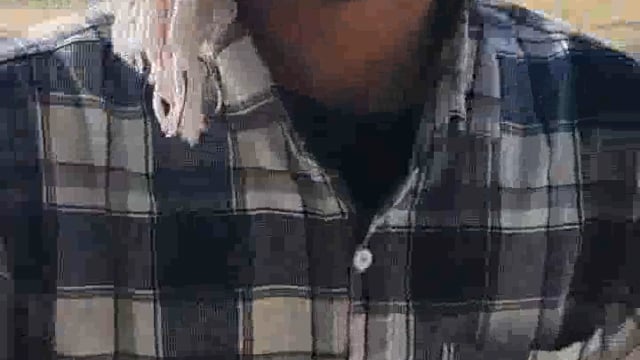 डिजिटल कांटे में गड़बड़ी कर गाँव गाँव बाल खरीदने वाले को ग्रामवासियों ने गड़बड़ी डिजिटल कांटे के साथ पकड़ा गया युवक 