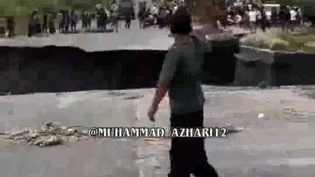 ➡️.....इंडोनेशिया
भारी बारिश से आई बाढ़ और भूस्खलन के बाद ज़मीन धंसकर एक विशाल सिंकहोल बन गया, अचानक धरती के फटने जैसा दृश्य देखकर आसपास मौजूद लोग हैरान रह गए। यह वीडियो सोशल मीडिया पर तेजी से वायरल हो रहा है।