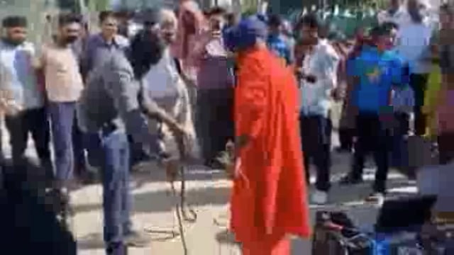 ➡️........सहारनपुर के सपेरे सिकंदरनाथ से यूट्यूबर और स्नेक रेस्क्यूअर मोहित से 10 हजार की शर्त लगाई 
मोहित पब्लिक के बीच मौत के इस खेल में अपने कोबरा से उसे डंसवाता रहा
मोहित उसे बार-बार उकसा रहा था
हालत बिगड़ने पर सपेरे को इलाज नही मिला, उसकी मौत हो गयी
पुलिस ने केस दर्ज किया है