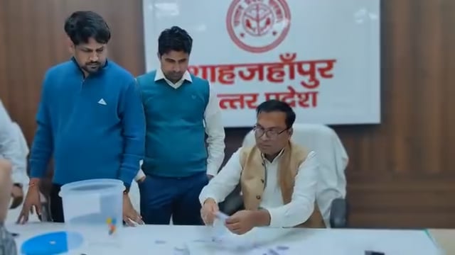 शाहजहांपुर: विशेष प्रगाढ़ पुनरीक्षण में उत्कृष्ट प्रदर्शन करने वाले बीएलओ सम्मानित
शाहजहांपुर में विशेष प्रगाढ़ पुनरीक्षण कार्य की समीक्षा के दौरान जिलाधिकारी धर्मेन्द्र प्रताप सिंह ने बेहतर कार्य करने वाले बीएलओ को सम्मानित करने की घोषणा की। 30 नवम्बर तक 712 बीएलओ ने अपना कार्य 100% पूरा किया, जिनमें से लॉटरी के माध्यम से चयनित 20 बीएलओ को एंड्रॉयड फोन और प्रत्येक विधानसभा से 10 बीएलओ को 2,000 रुपए का कैश प्राइज दिया जाएगा।