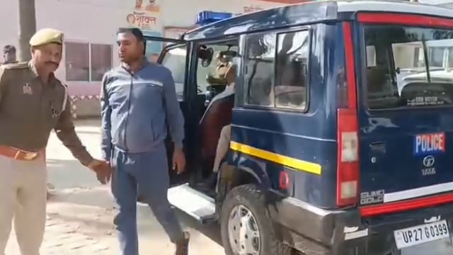 किशोरी को बहला-फुसलाकर ले जाने का मामला फ़र्ज़ी निकला, आरोपी गिरफ्तार
शाहजहांपुर। किशोरी को बोलोरो में डालकर ले जाने का मामला फ़र्ज़ी निकला है। पुलिस ने जांच के बाद नाबालिग को बहला-फुसलाकर भगा ले जाने और शारीरिक शोषण के आरोपित सितारोहिन्द उर्फ शिखर को लखीमपुर खीरी से गिरफ्तार कर लिया। पुलिस के अनुसार आरोपी के खिलाफ आवश्यक कानूनी कार्रवाई की जा रही है और उसे न्यायालय में पेश किया जा रहा है।