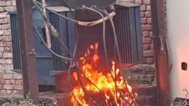   MANT- धूँ, धूँ,कर जलते जावरा का विद्युत ट्रांसफार्मर, देर से चेता विद्युत विभाग,,